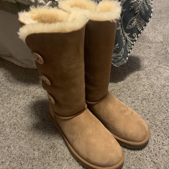 Ugg tall Bailey button triplet boots sz 8 - Picture 2 of 8